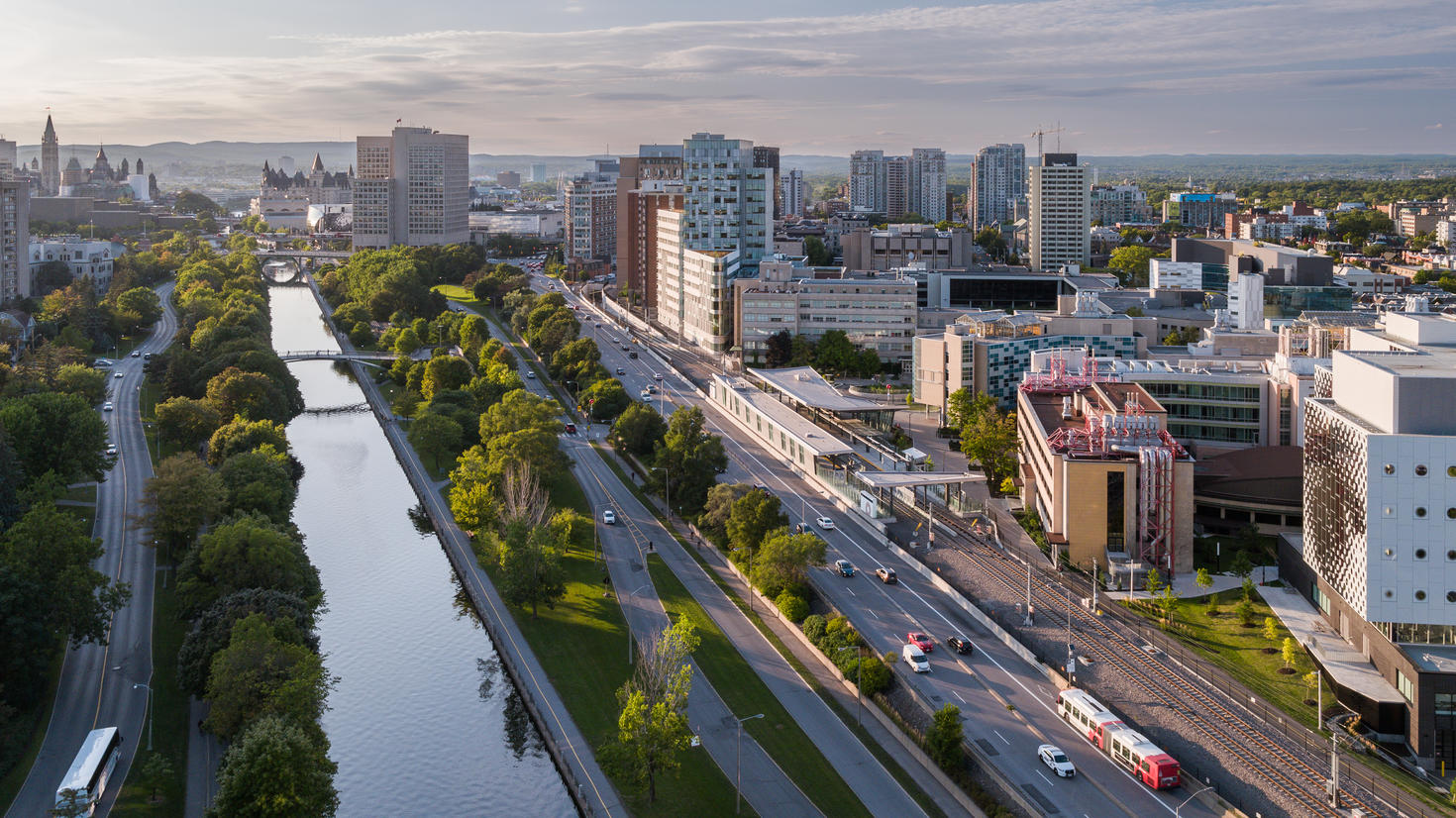 Vue aérienne de l’Université d’Ottawa, du canal Rideau près du centre-ville.