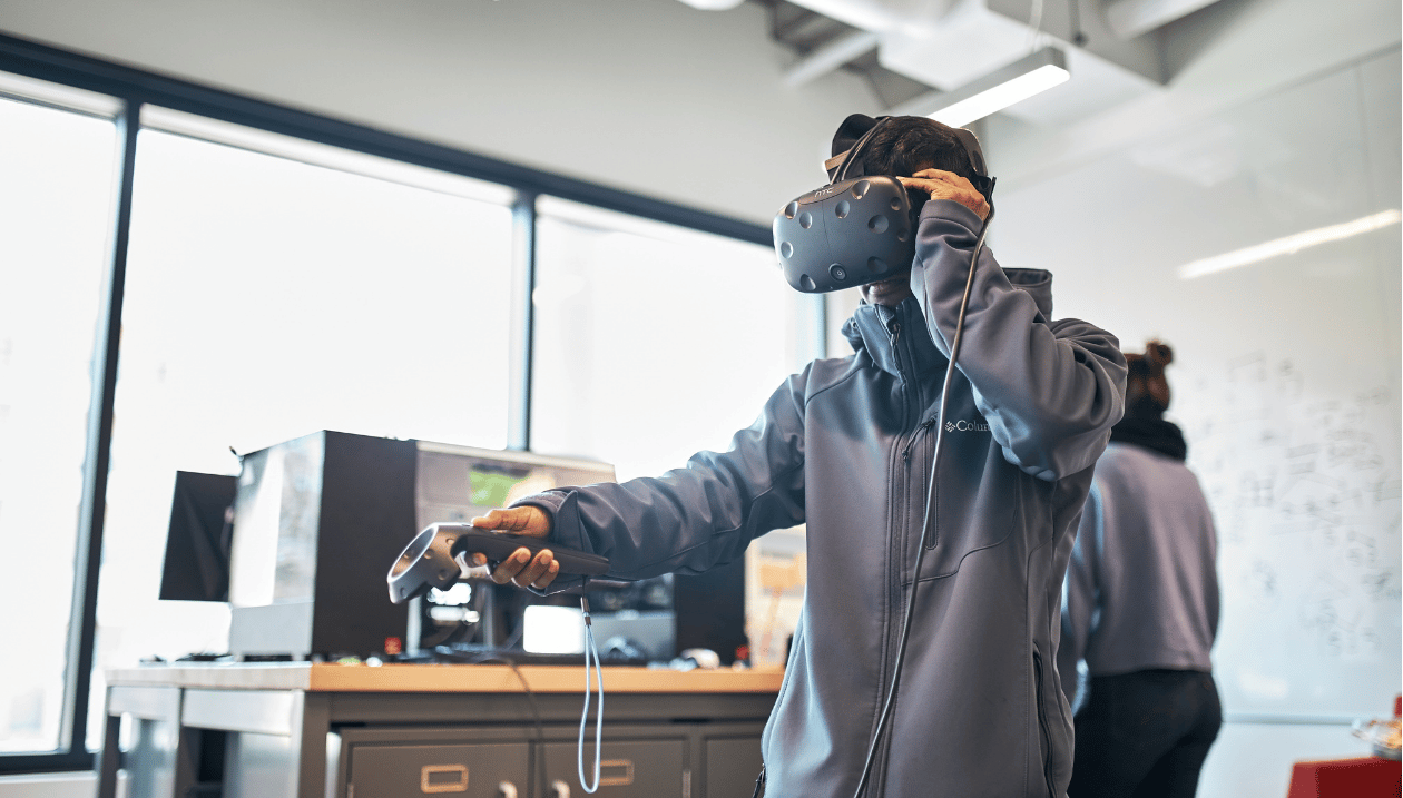 Une personne portant un casque de réalité virtuelle et faisant l'expérience d'une réalité virtuelle.