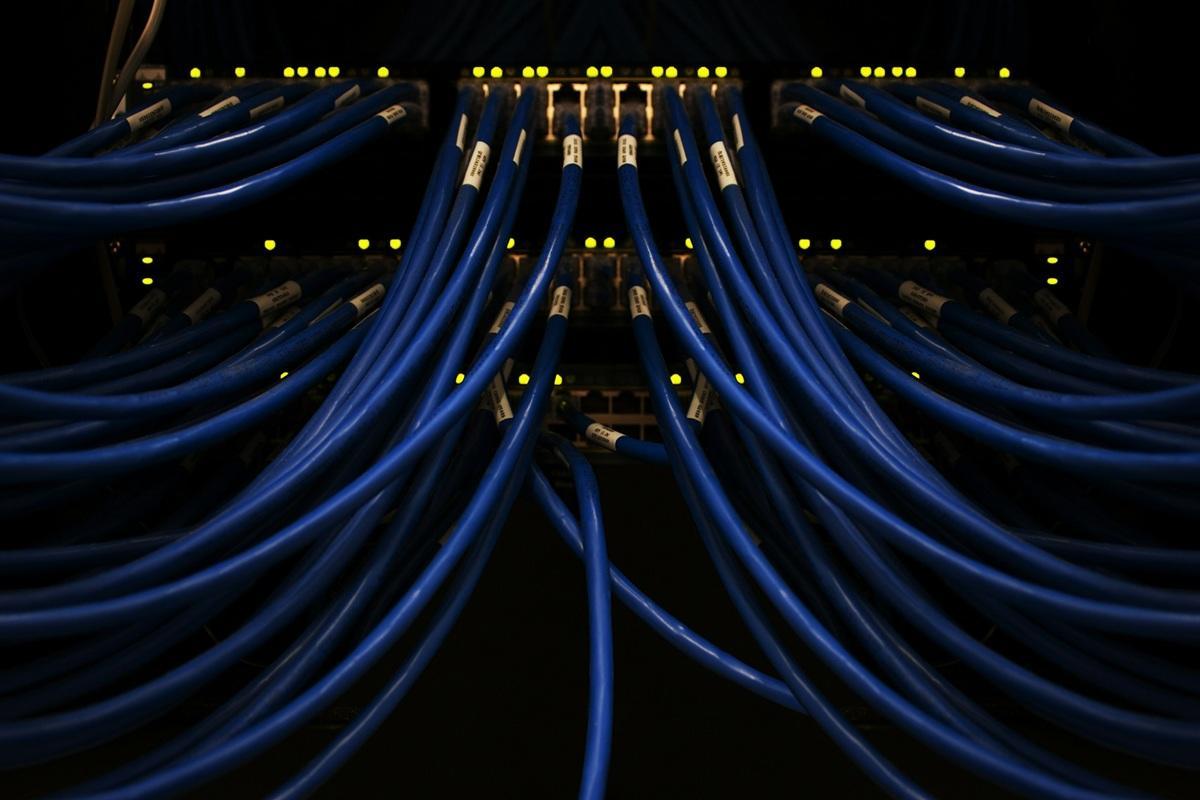 Des câbles connectés à un serveur.