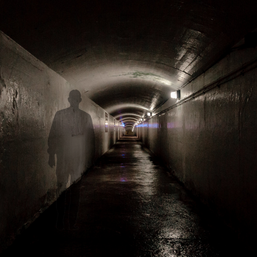 Tunnel sombre avec l'ombre d'une personne
