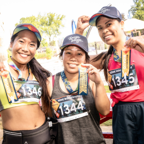 3 athlètes féminines tenant des rubans