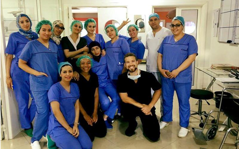 Des étudiants en médecine participant à un stage clinique à la Clinique du Detroit, à Tanger, au Maroc (Lissa Bair and Alexander Roy)