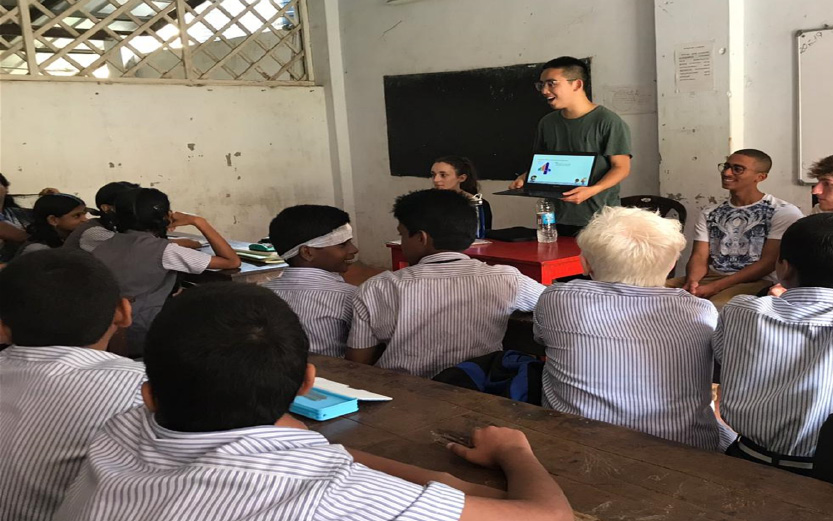 Un étudiant en médecine lors d'une présentation sur l'alimentation saine dans une école locale en Inde.