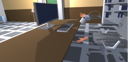 Bureau avec mains d'ordinateur et casque de réalité virtuelle