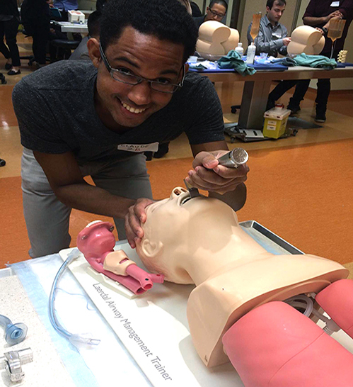 Un étudiant en médecine à un atelier d’aptitudes cliniques du GIMF