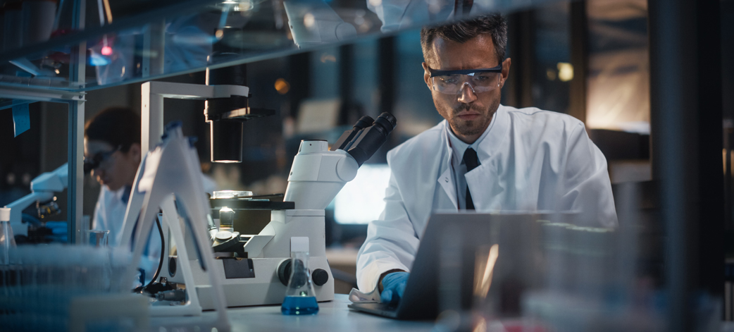 Scientifique vérifiant les résultats sur l'ordinateur portable