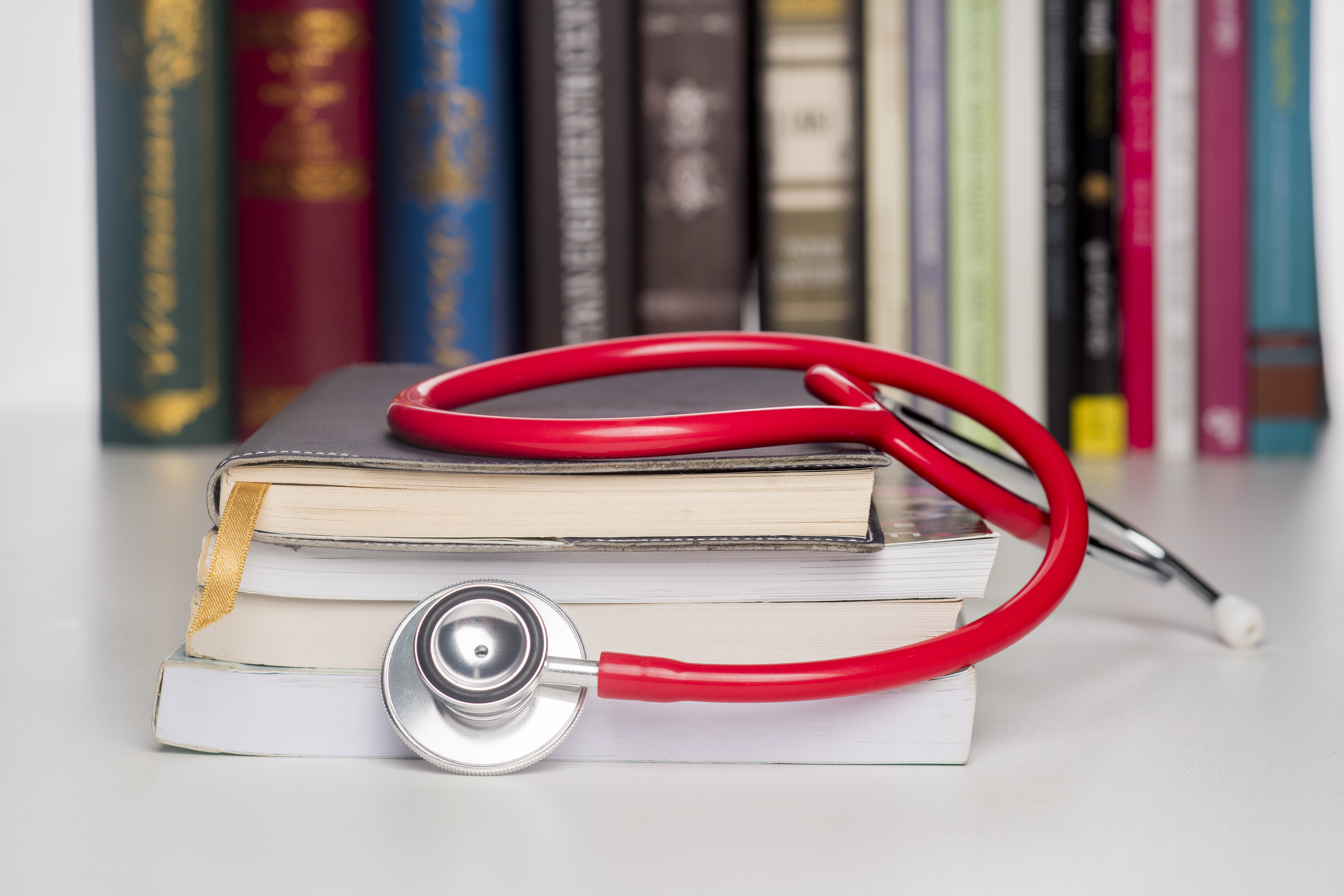 formation médicale avec livre et stéthoscope