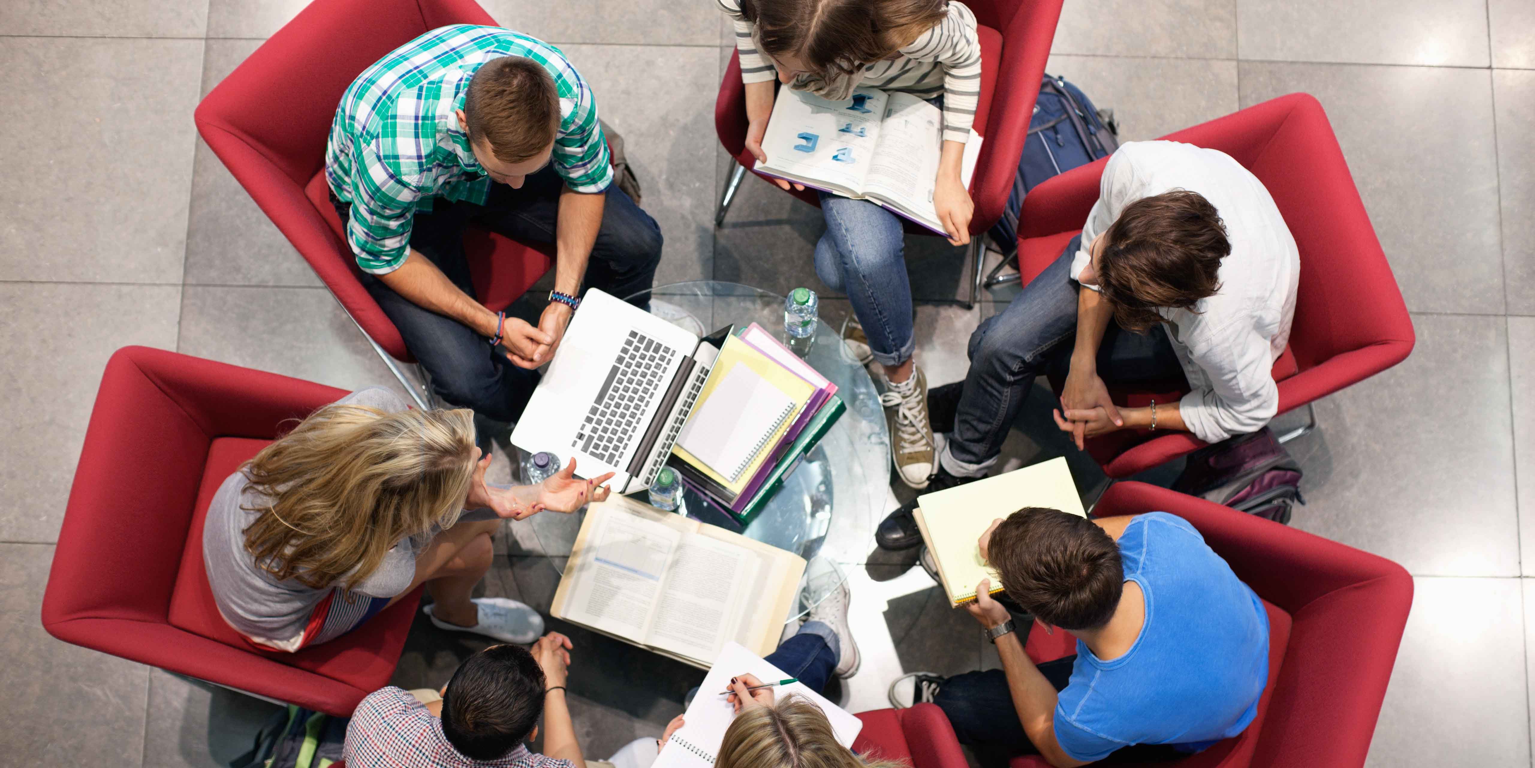 étudiants universitaires travaillant en cercle sur un travail collaboratif