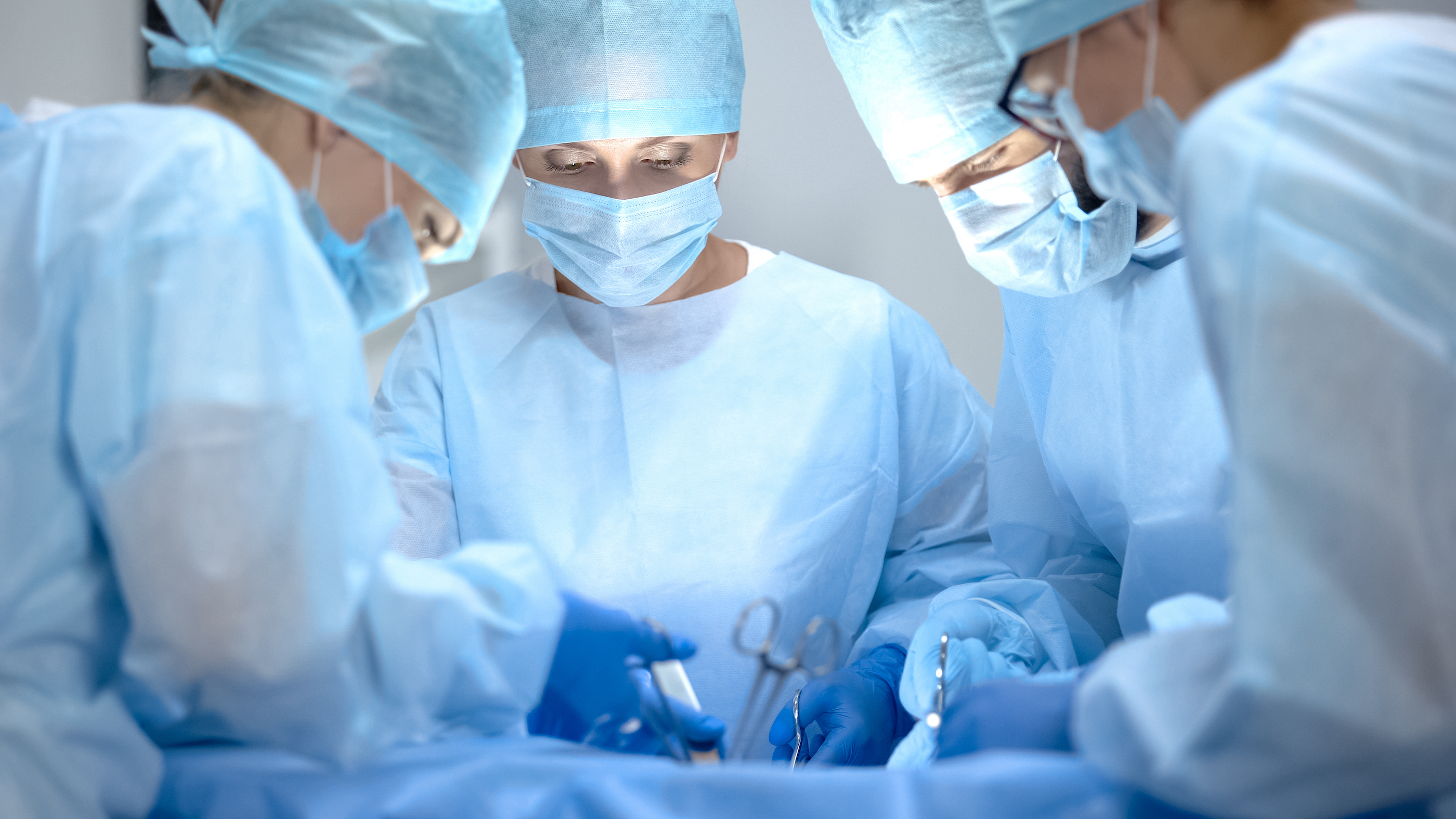Équipe chirurgicale pratiquant la chirurgie thoracique dans un hôpital moderne, santé