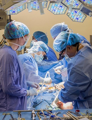 les chirurgiens cardiaques opérant au bloc opératoire