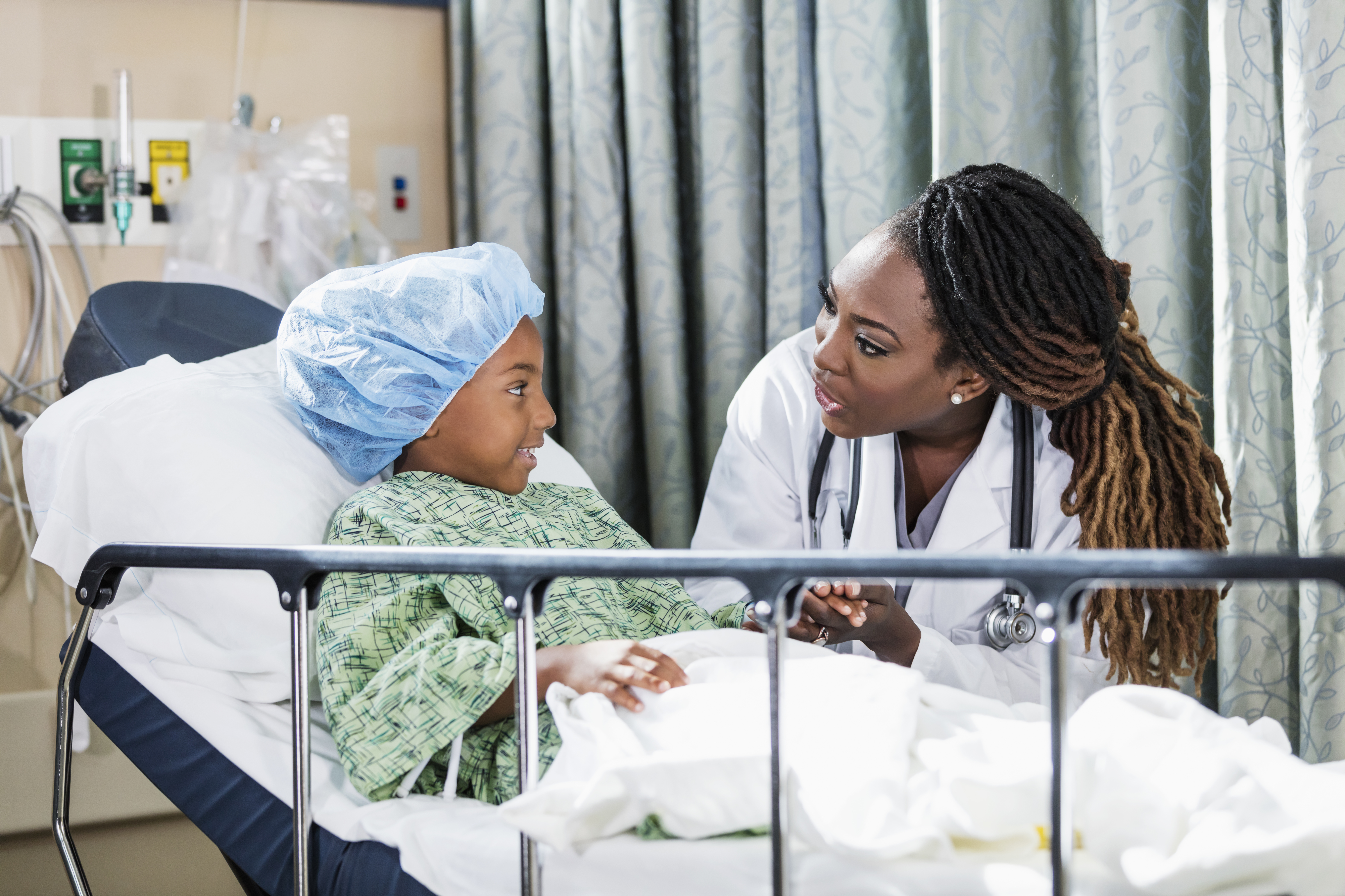 Un médecin parle à un enfant patient