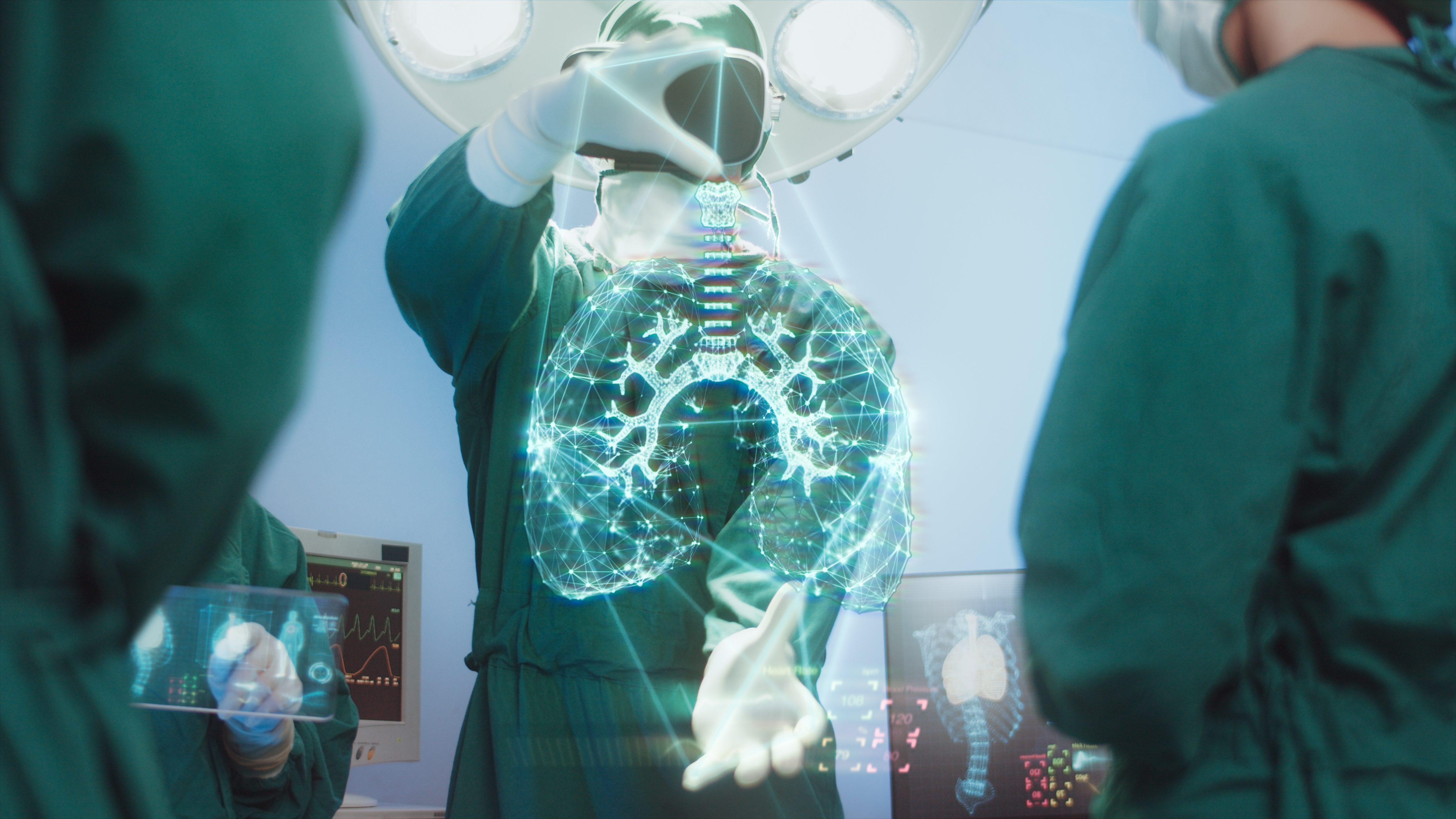 Concept d'innovation et de technologie médicale, équipe de chirurgiens utilisant un simulateur de réalité virtuelle moderne de haute technologie avec une interface holographique pour diagnostiquer le système respiratoire dans la salle d'opération.