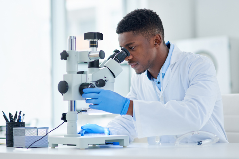 Un étudiant chercheur utilisant un microscope