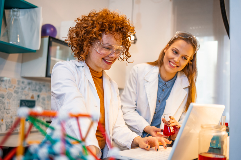 Deux étudiantes faisant des recherches dans un laboratoire