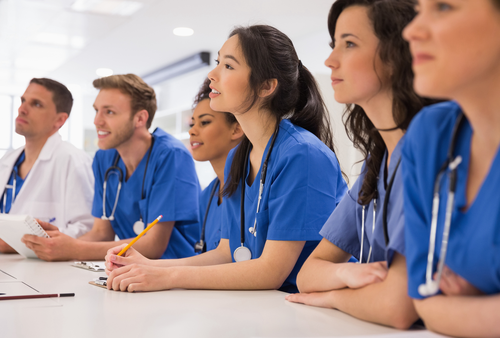 Étudiants écoute médicaux assis au bureau