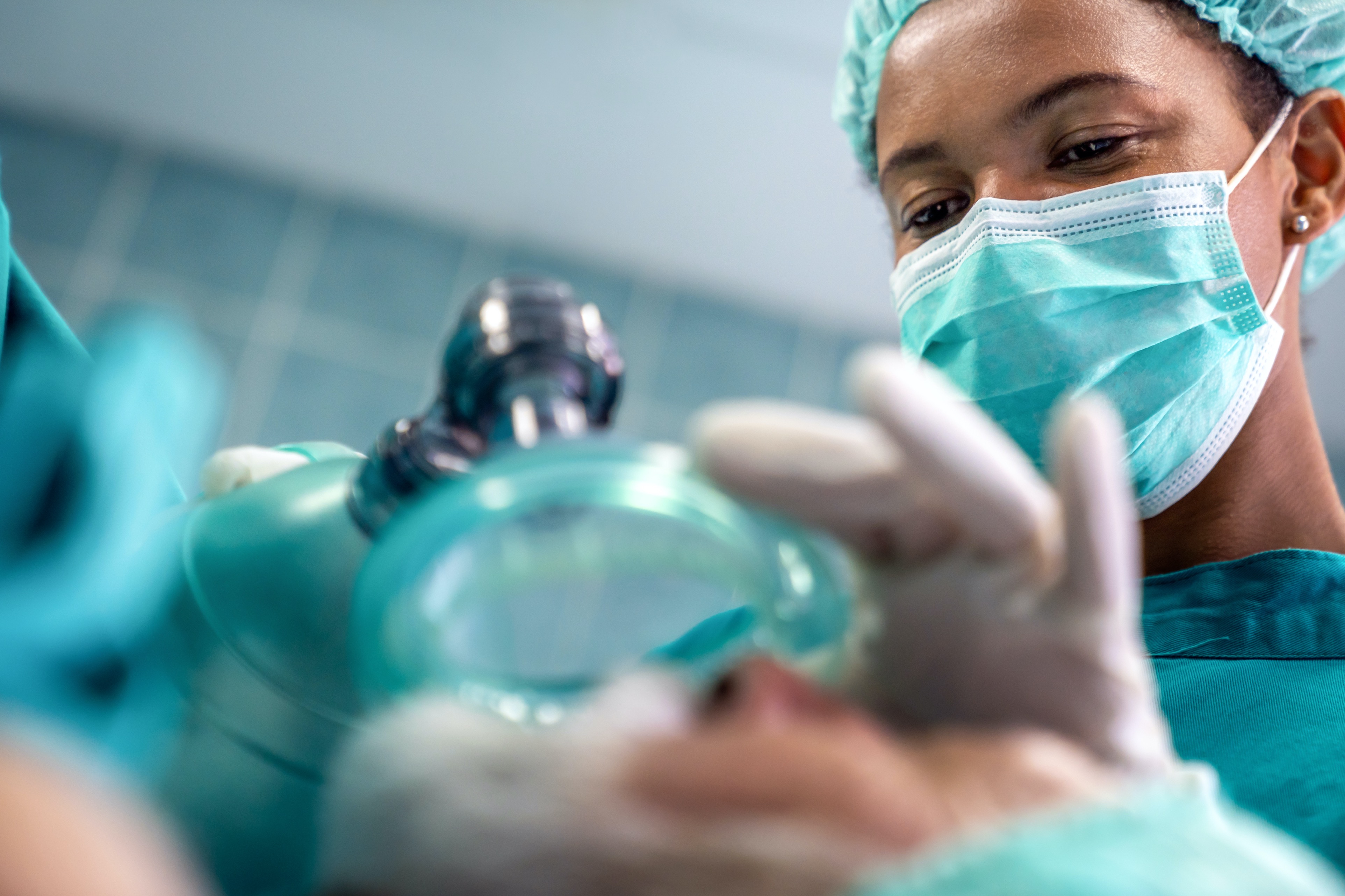 Le médecin anesthésiste anesthésie un patient en chirurgie à l'hôpital.