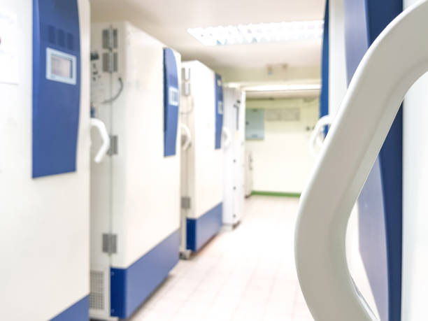 Fond abstrait flou d'un congélateur à ultra basse température pour le stockage de spécimens dans un laboratoire d'analyses dans un hôpital médical