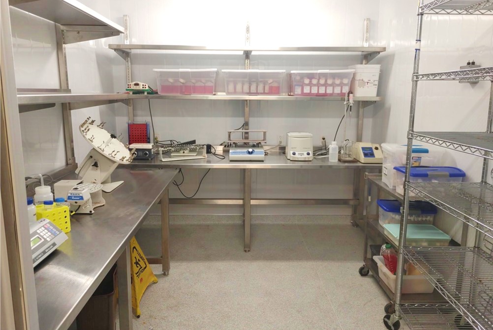 Chambre froide contenant des instruments scientifiques