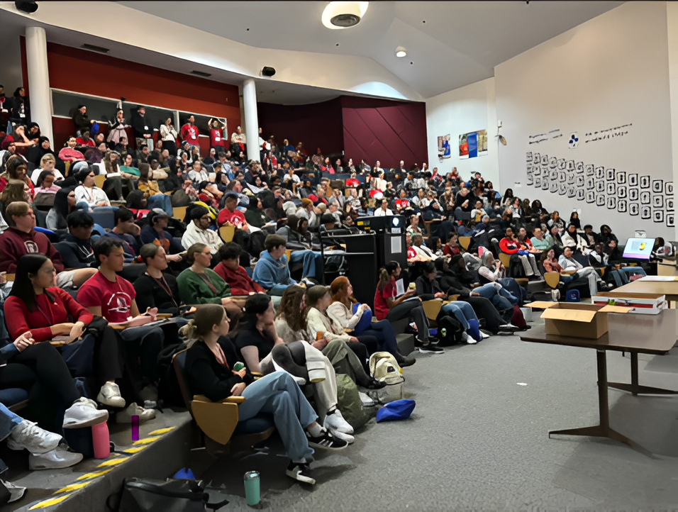 Dr. Liddy s'adressant aux participants du lycée