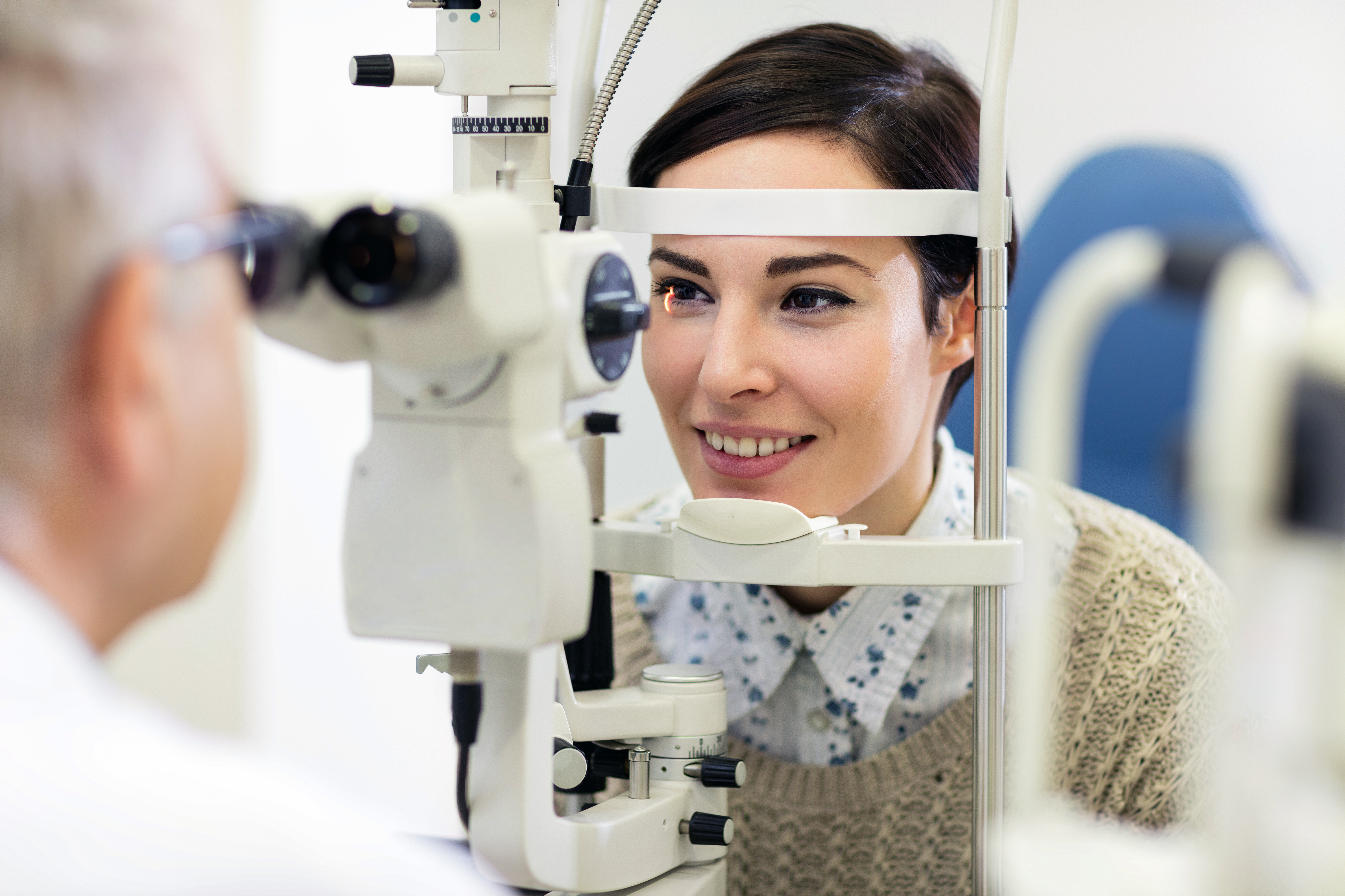 Un patient fait tester sa vue