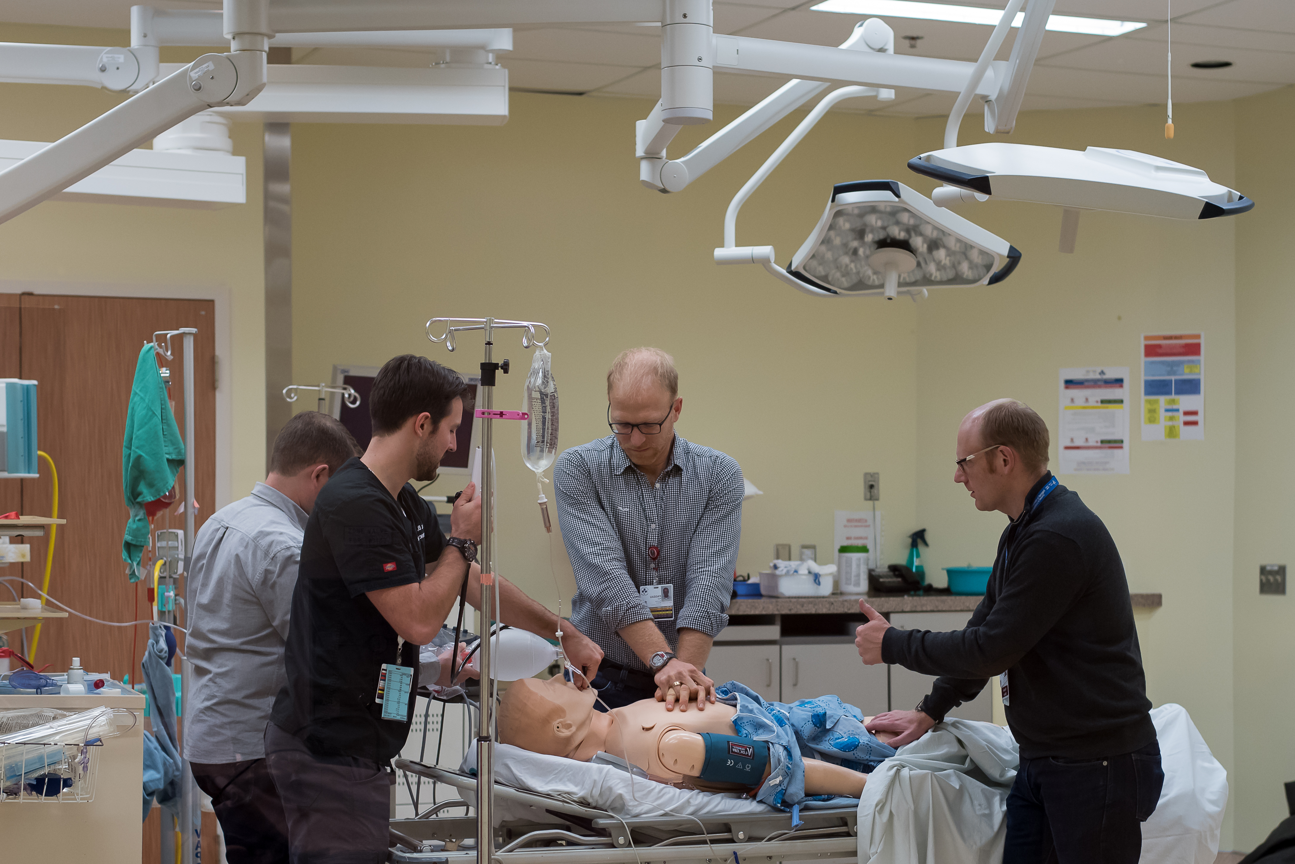 personnel travaillant ensemble sur un patient fictif 