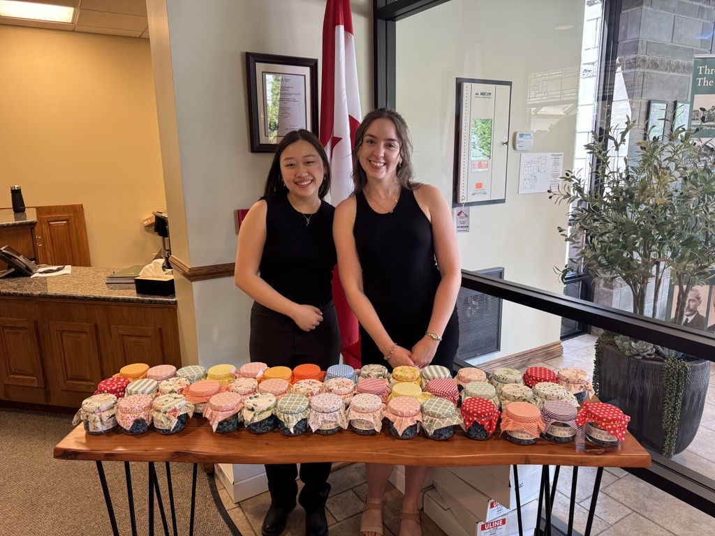 Deux étudiantes graduées avec des cadeaux dans l’entrée du cimetière Pinecrest.