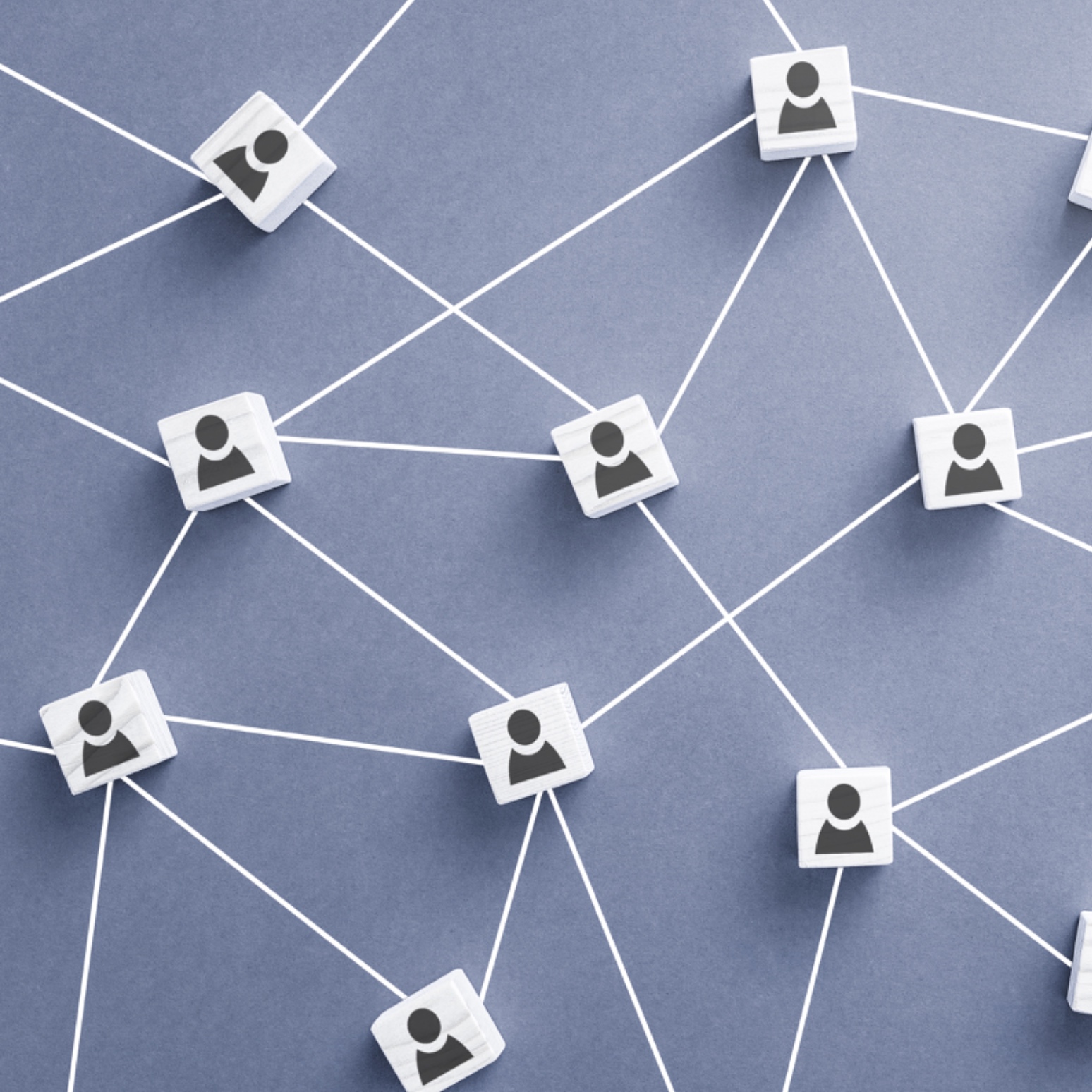 Réseau d'icônes d'utilisateurs interconnectées sur fond gris, reliées par des lignes blanches