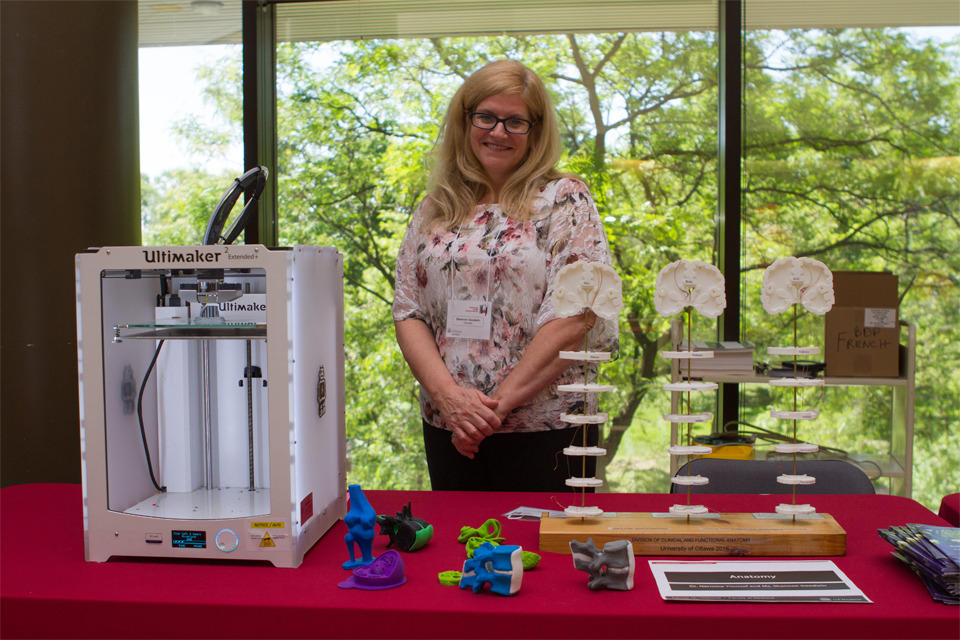 Shannon Goodwin montre une imprimante 3D et des modèles anatomiques.