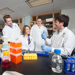 Apprenants de la faculté de médecine et professeur dans un laboratoire.