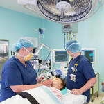 deux chirurgiens qui opèrent un patient