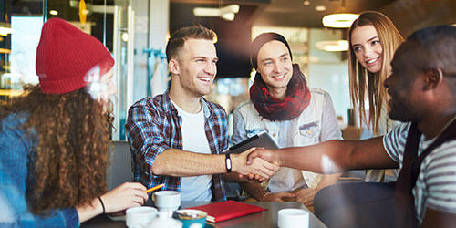 5 étudiants se réunissant dans un café