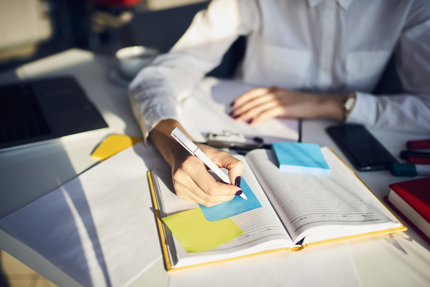 Étudiant prenant des notes