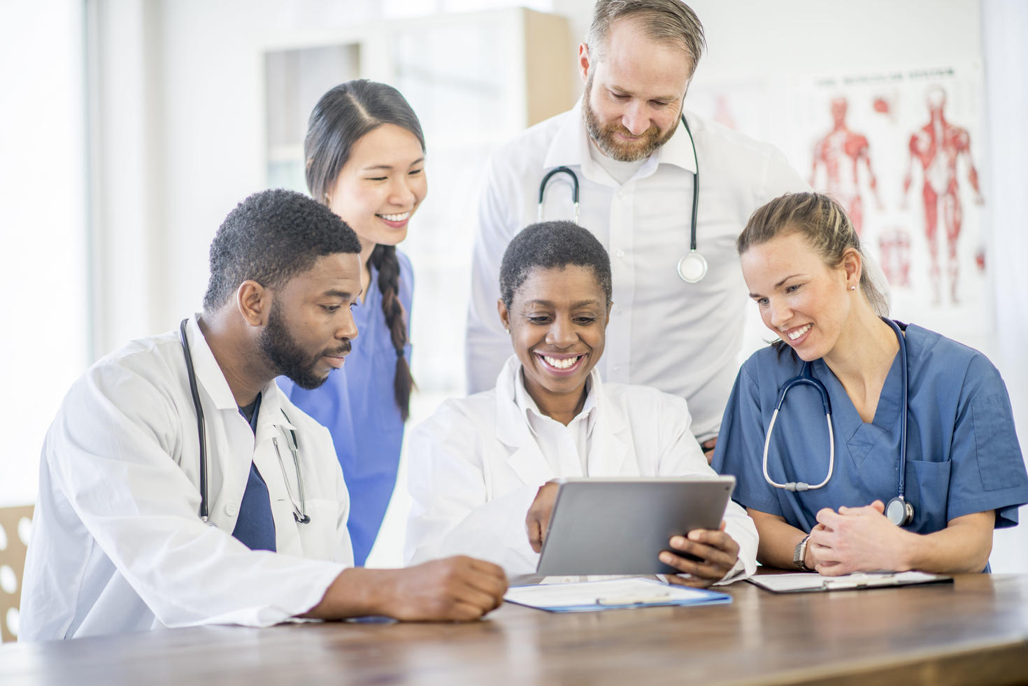 Groupe de médecins regardant une tablette.
