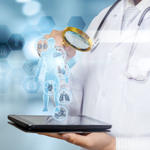 Un médecin utilise une loupe pour regarder des symboles flottant sur un clavier d'ordinateur.