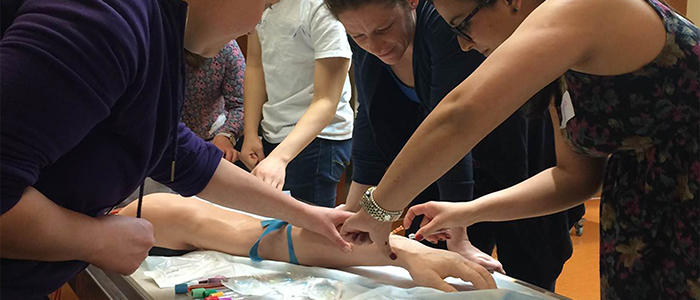 Les etudiants medicale à la 9ème conférence annuelle sur les aptitudes cliniques en avril 2016, un atelier lors duquel les étudiants reçoivent une formation et acquièrent des compétences qui leur seront utiles dans l’exercice de la médecine familiale en r