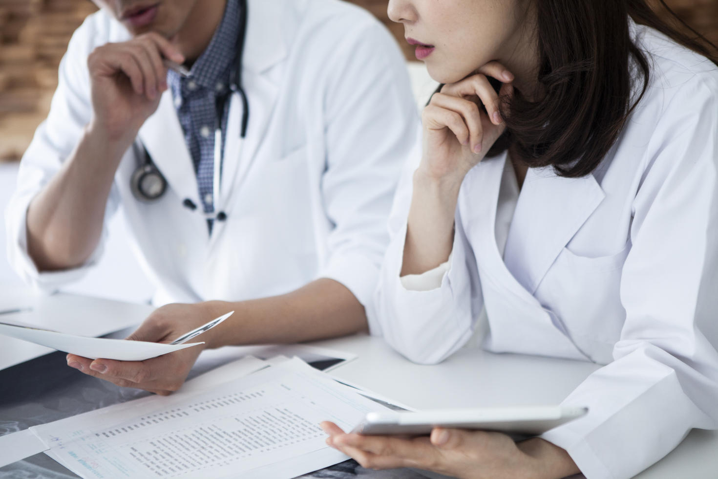 Discussion du médecin avec un autre médecin