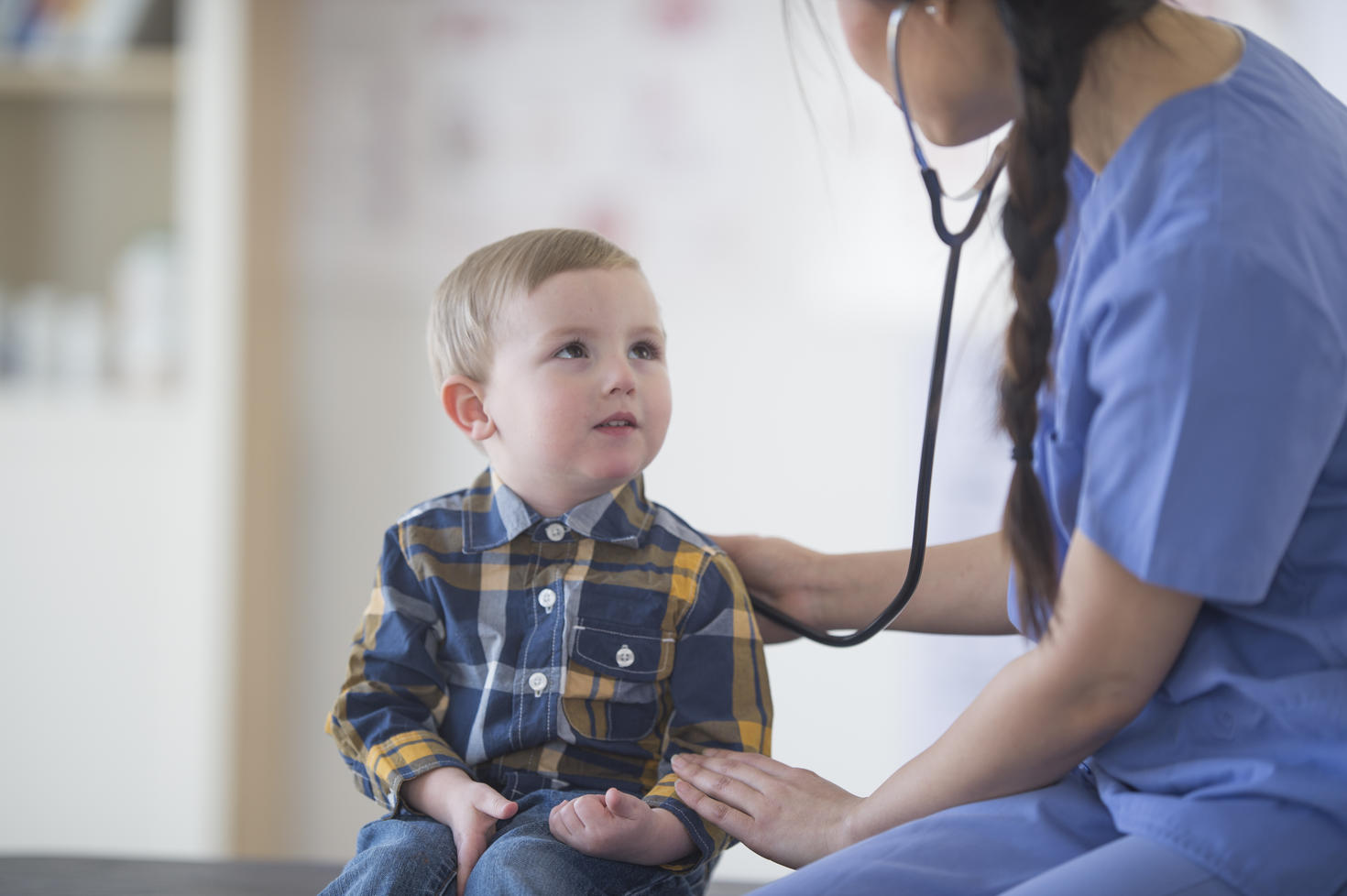 Un médecin vérifiant le pouls d'un enfant