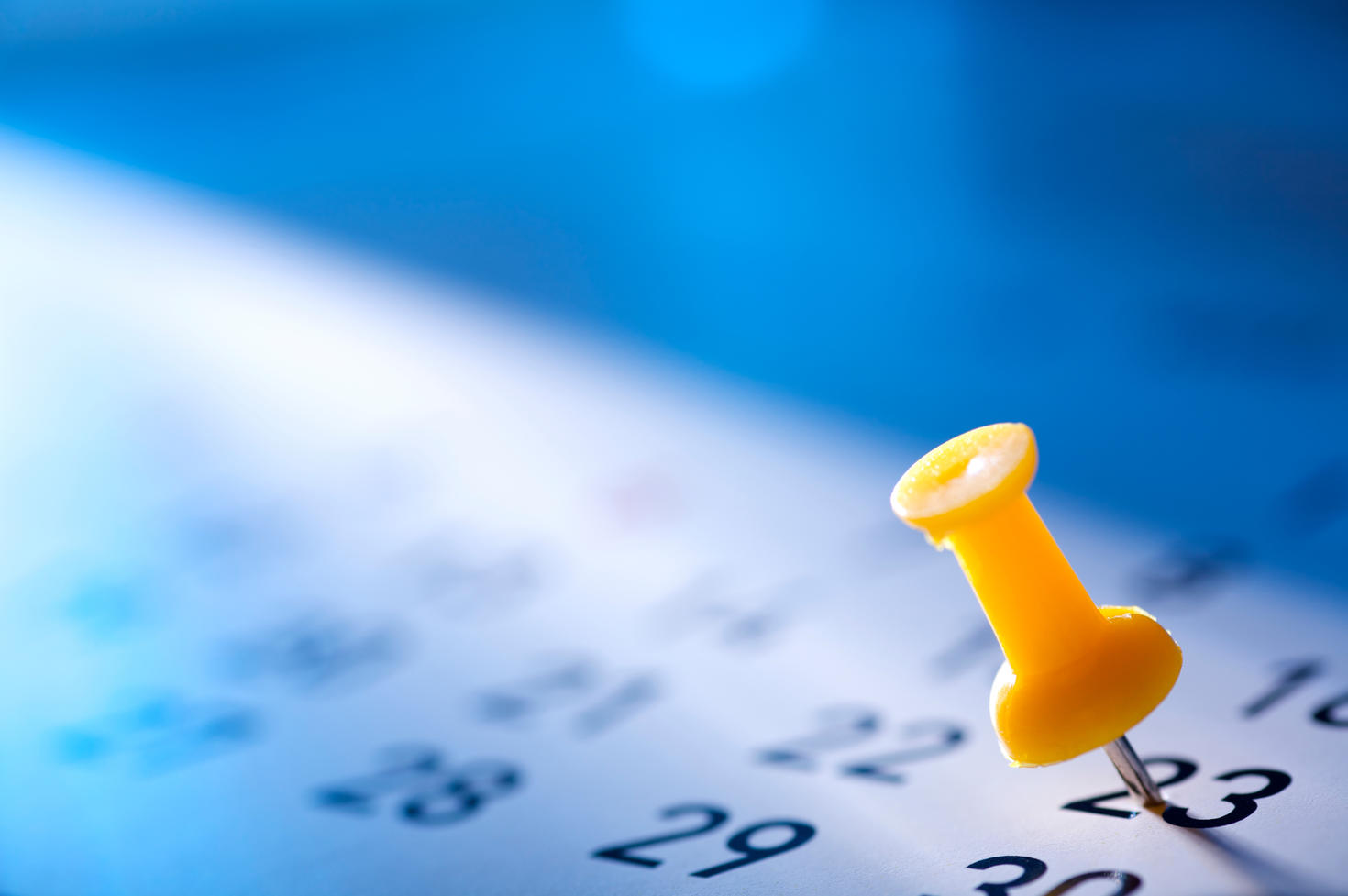 Calendrier flou avec une punaise jaune