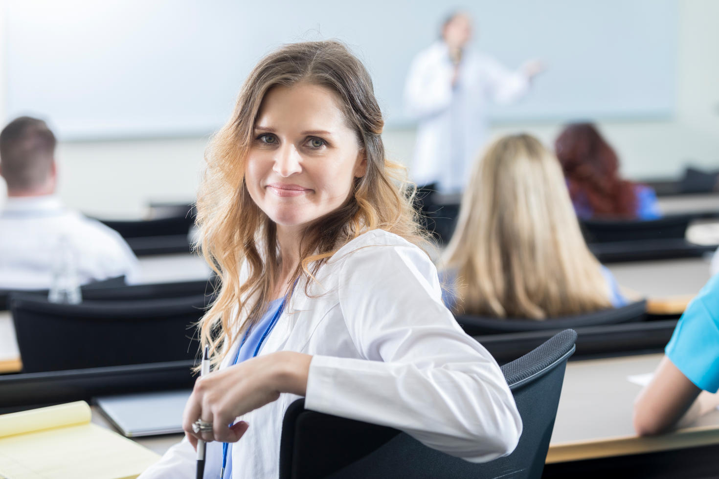 Une femme médecin confiante participe à un séminaire de formation continue