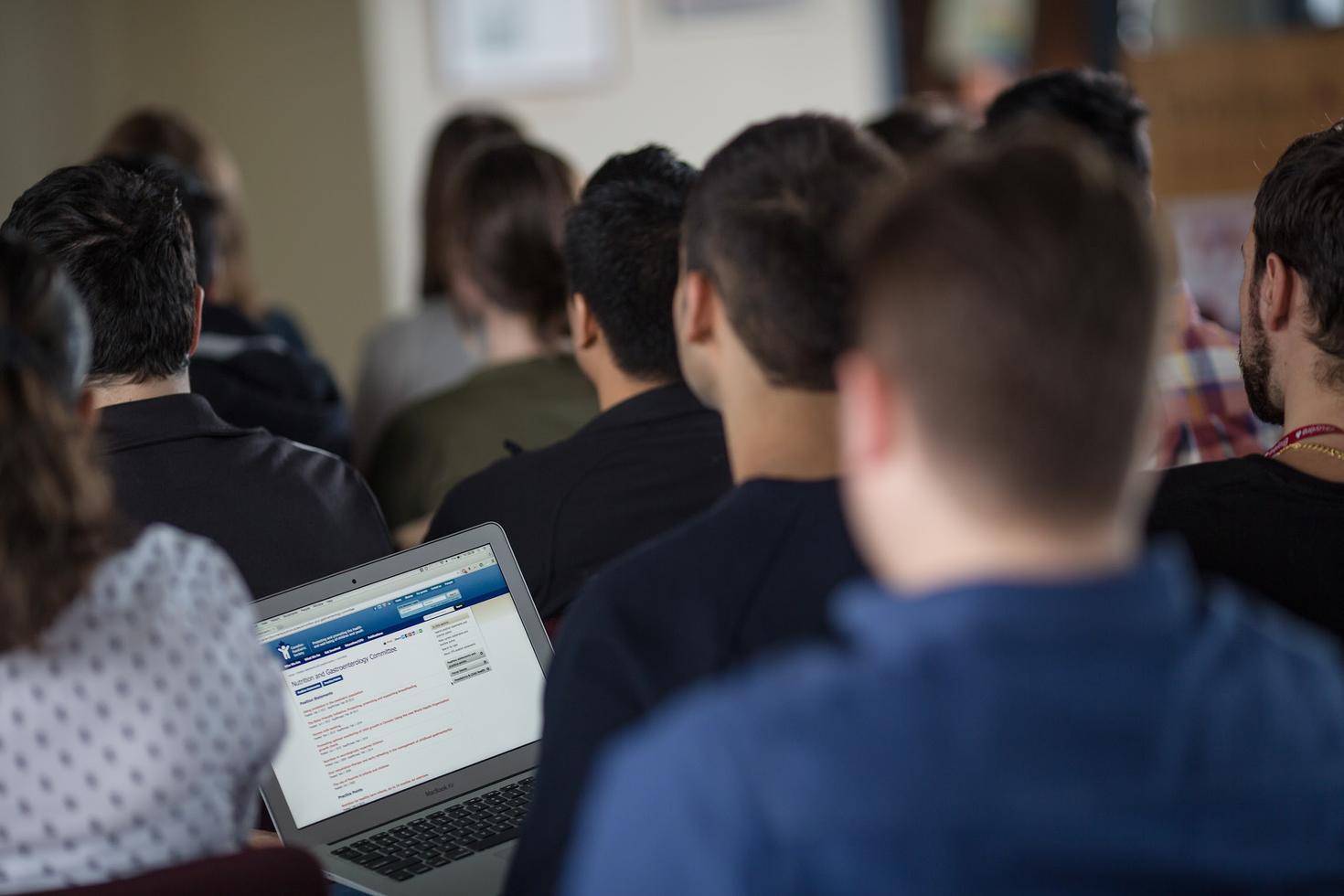 Des résidents en médecine familiale de niveau R3 assistant à un cours