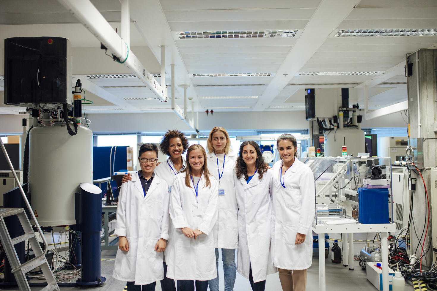 Portrait d'un groupe d'étudiantes diplômées en sciences