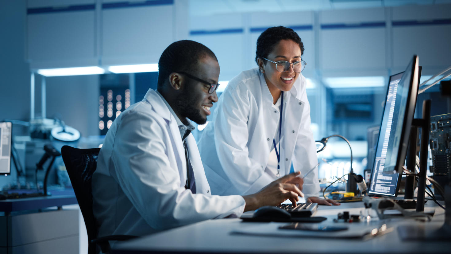 Deux scientifiques travaillant ensemble sur un ordinateur