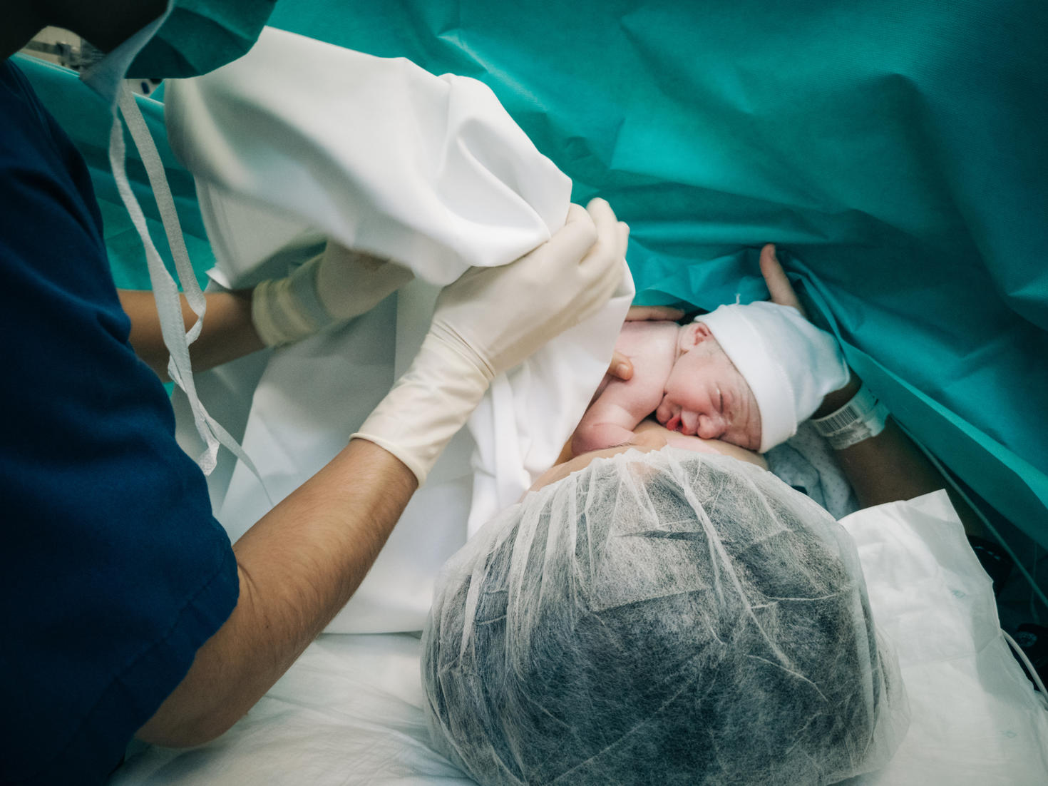 Mère donnant naissance à un bébé