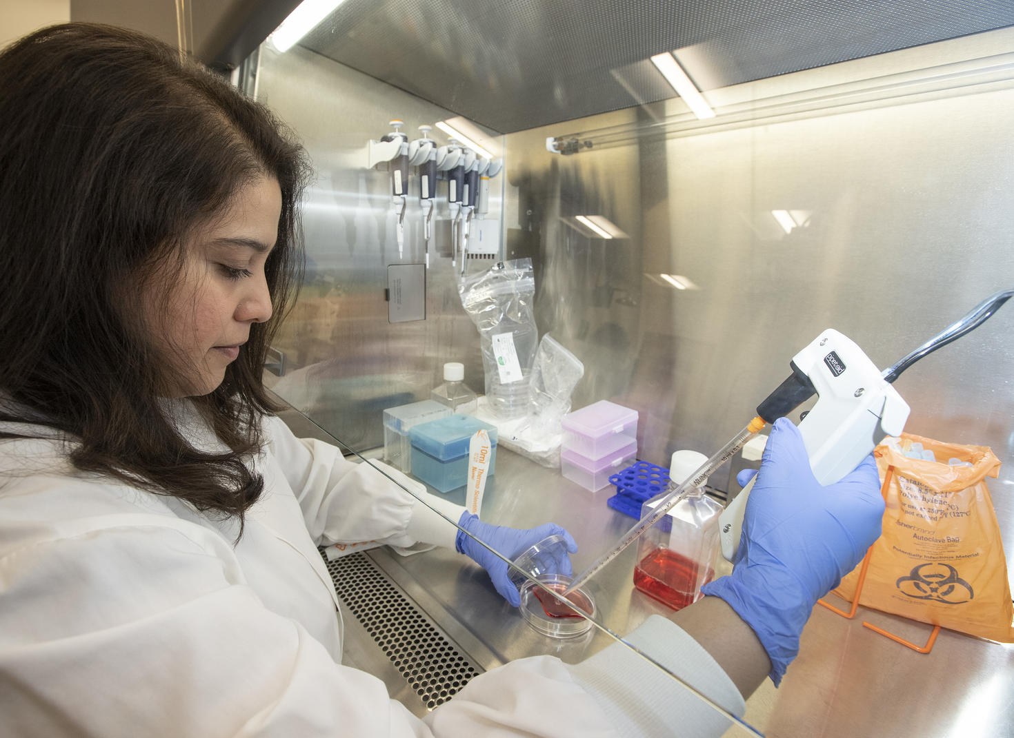 Jeune femme scientifique travaillant dans un laboratoire