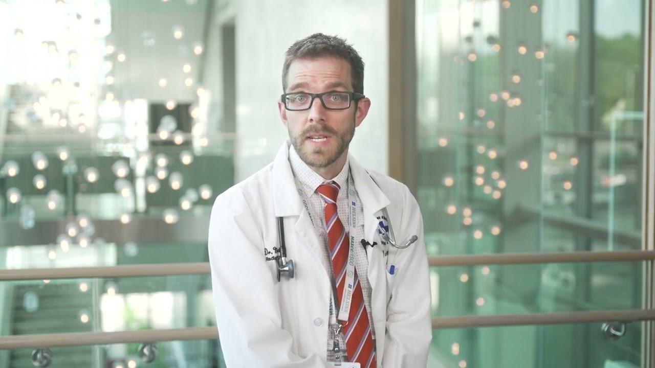 Professeur parlant de l'oncologie radiologique