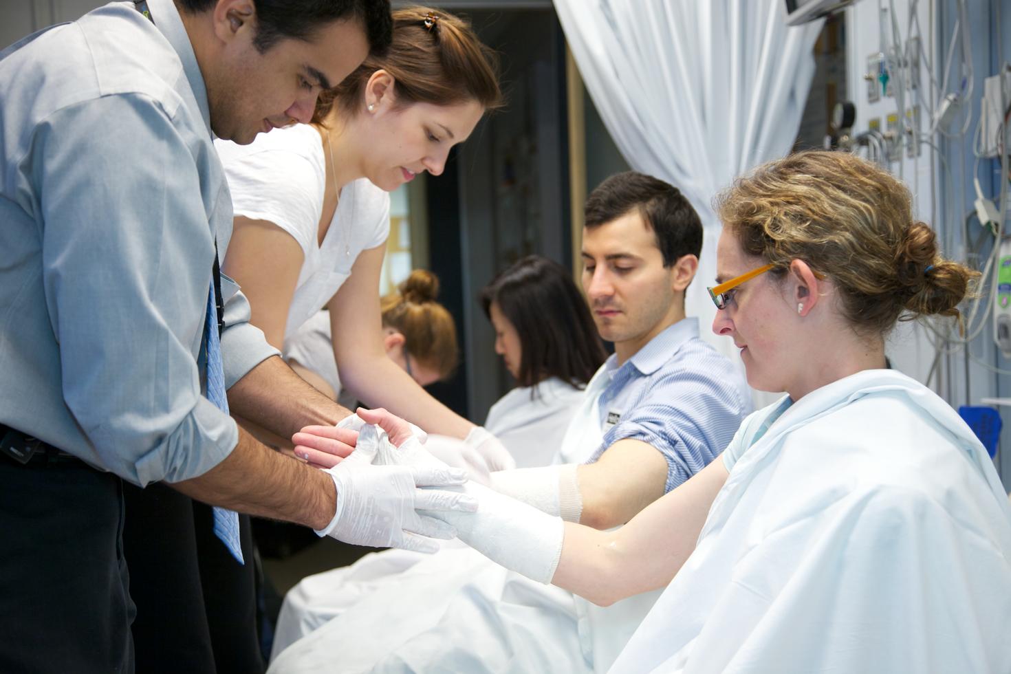 Groupe d'étudiants en médecine pratiquant le moulage