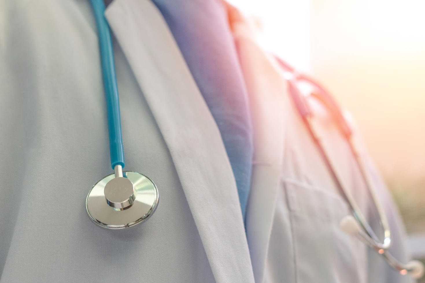 Docteur en médecine ou médecins en robe blanche uniforme avec stéthoscope en hôpital ou clinique