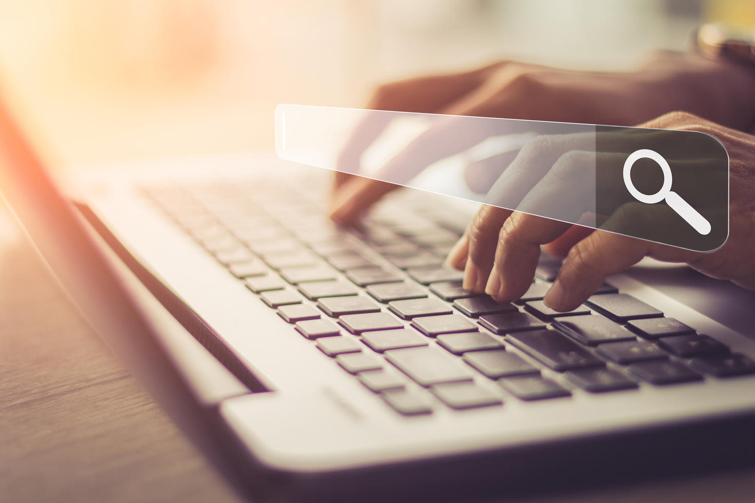 Mains tapant sur le clavier d'un ordinateur portable