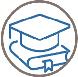 Livre avec un chapeau de diplômé sur le dessus