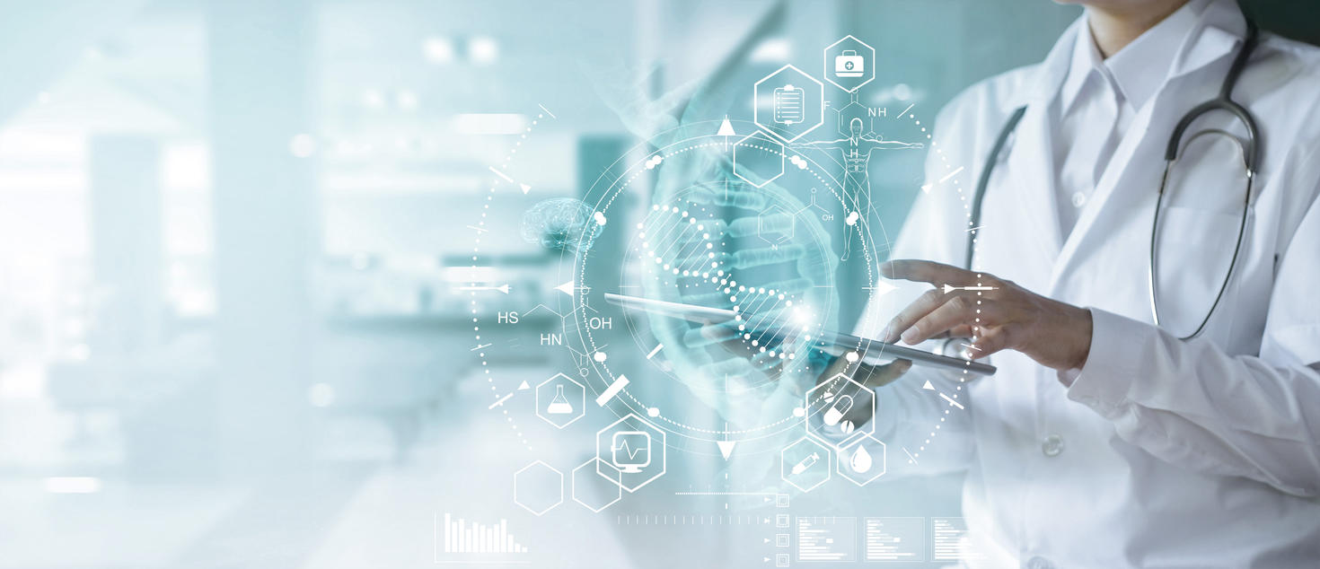 Médecin touchant un dossier médical électronique sur une tablette. ADN. Soins de santé numériques et connexion réseau sur hologramme interface écran virtuel moderne, techno médicale.